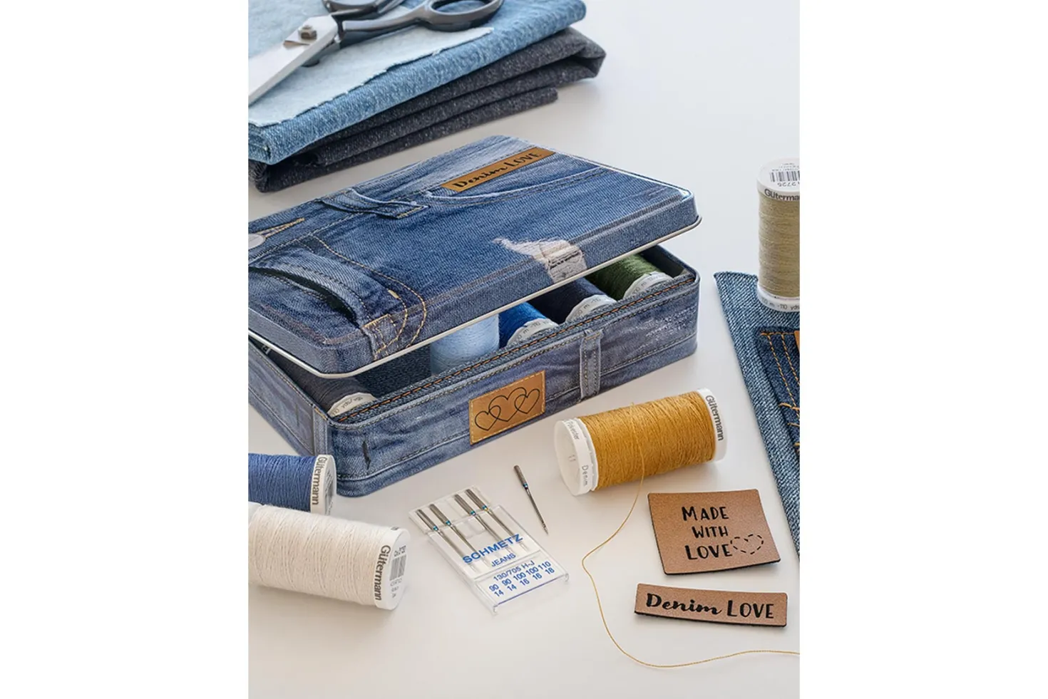 DENIM-BOX con aghi Jeans ed etichette in pelle artificiale